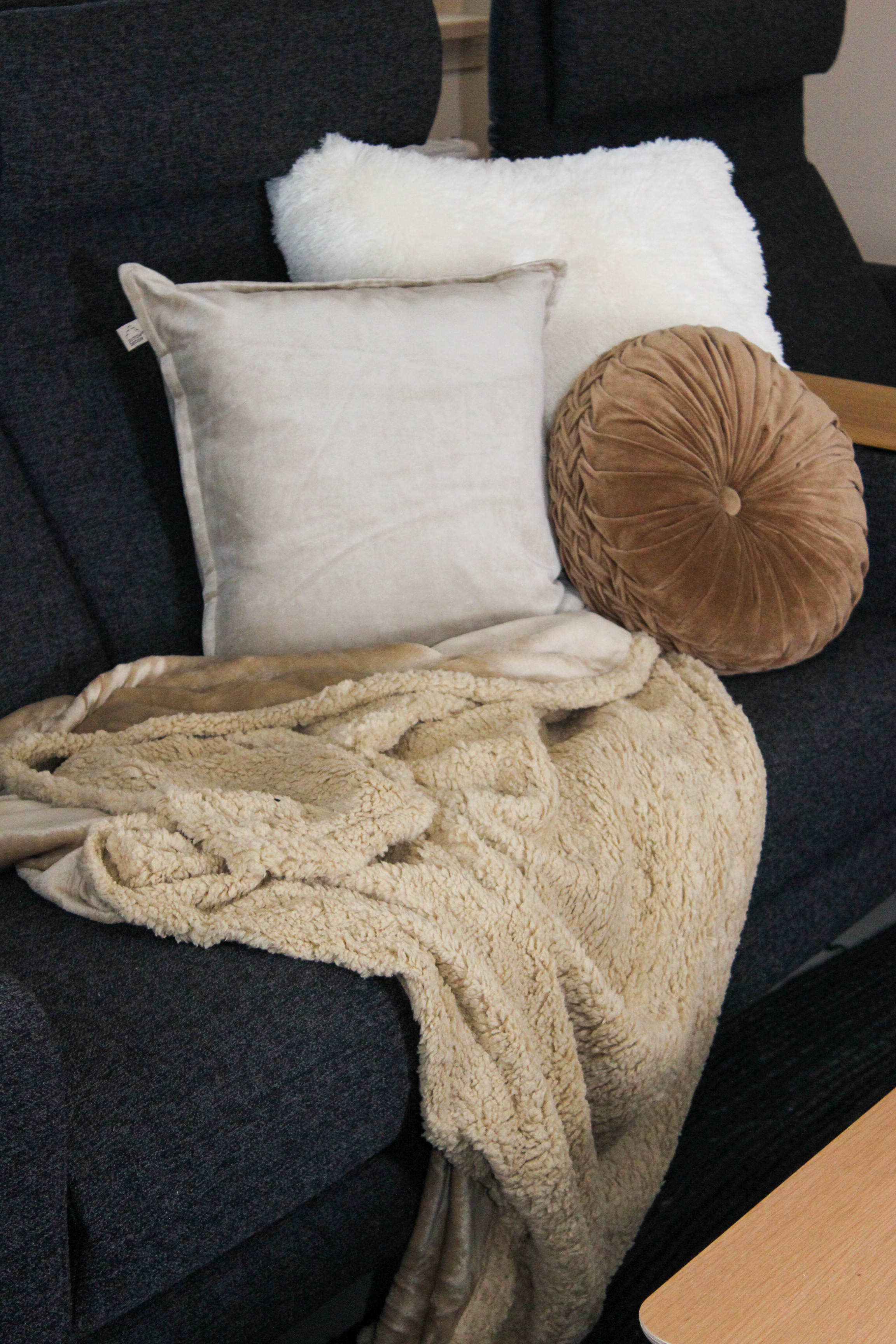 Kuscheldecke_Runi_-_Beige_Wohnfuehl-Shop_UG_04.jpg